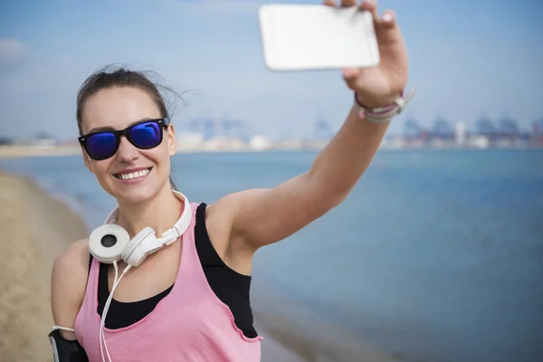 Frau macht Selfie vom Strand — Stockfoto