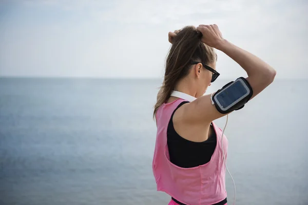 Vrouw tijdens run op het strand — Stockfoto