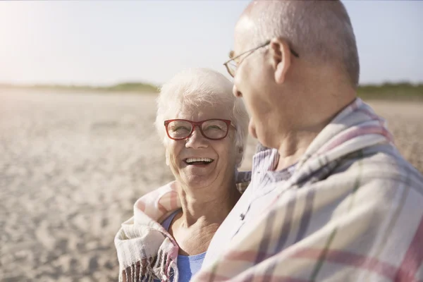 Senior coppia riscaldamento sotto la coperta — Foto Stock