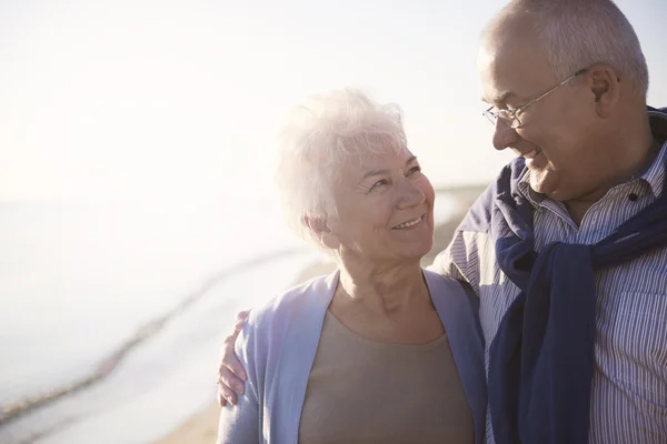 Senior äktenskap promenerar på stranden — Stockfoto