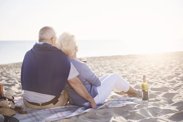 Pareja de ancianos relajarse en la playa —  Fotos de Stock