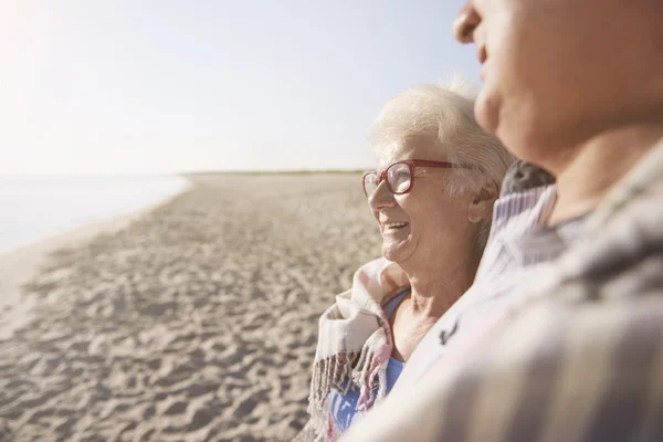 Senior para relaksujący na plaży — Zdjęcie stockowe