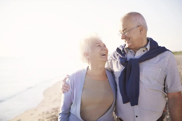 Casal sênior relaxante na praia — Fotografia de Stock