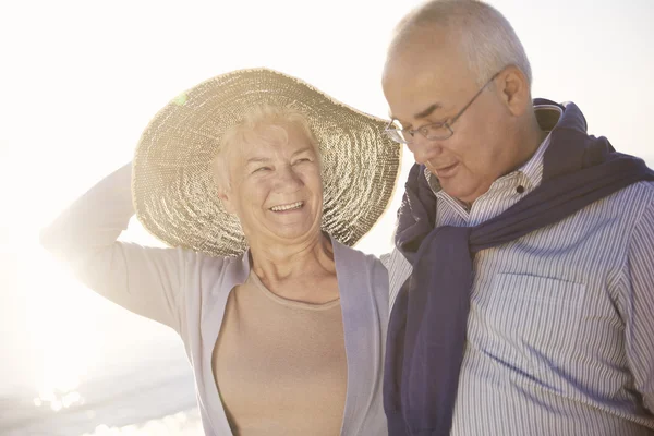 Seniorenpaar entspannt am Strand — Stockfoto
