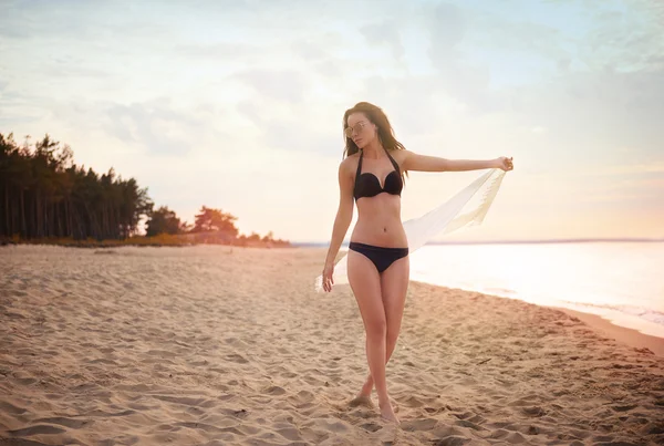 Привлекательная женщина на песчаном пляже — стоковое фото