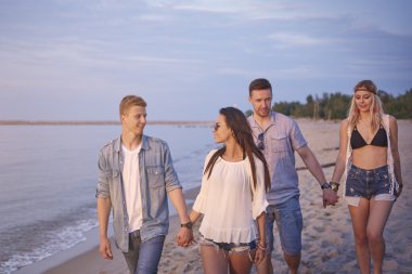 Plaj yürüyüş çiftler 