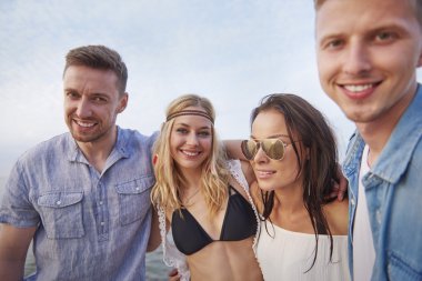 Kumsalda genç arkadaşlar 