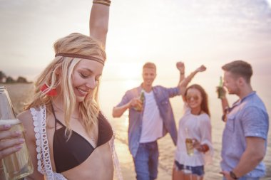 İyi arkadaş ile sahilde dansları 