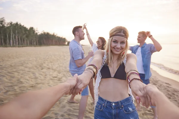 Táncolnak a tengerparton a barátokkal — Stock Fotó