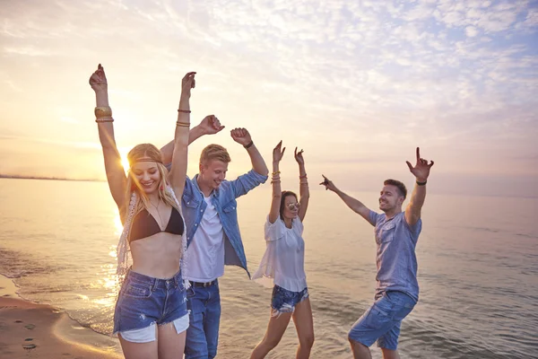 Amigos bailando al atardecer — Foto de Stock