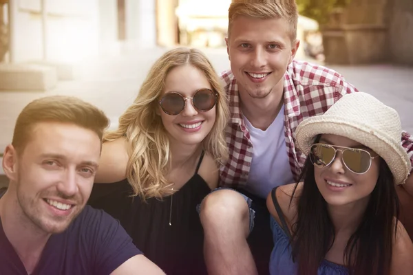 Grupo joven de amigos — Foto de Stock