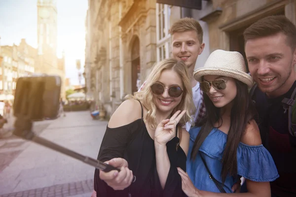 Amigos tomando selfie en el teléfono móvil — Foto de Stock