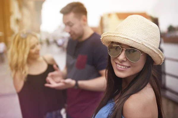 Tag in der Stadt mit Freunden verbringen — Stockfoto