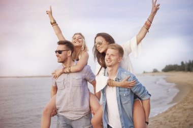 Çekici kadınlar ve yakışıklı erkek 