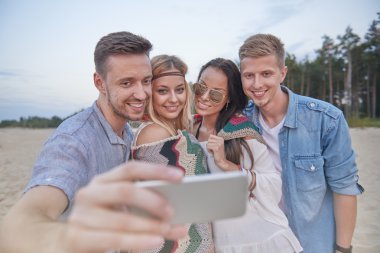 Selfie cep telefonu alarak arkadaşlar