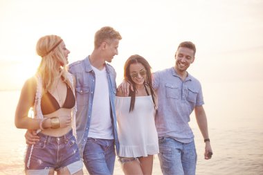 Arkadaşlar bir yürüyüş için gidiyor 