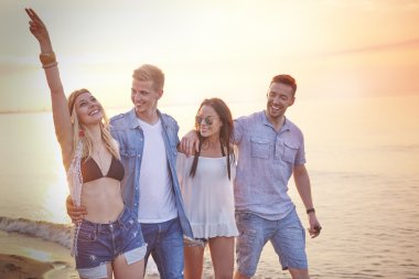 arkadaşlar yaz tatilinin tadını çıkarıyor 