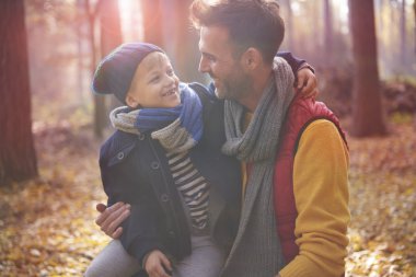 Baba oğluyla ormanda eğleniyor 