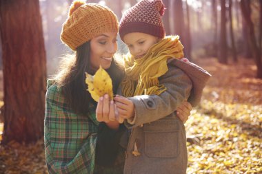 Anne ile kızı ormanda yürüyüş