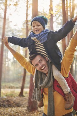 Baba oğlu ile eğleniyor ormanda 