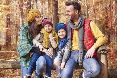 Aile büyük ormana gezintiye   