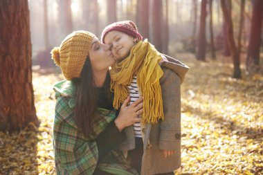 Anne küçük kızı öpüşme