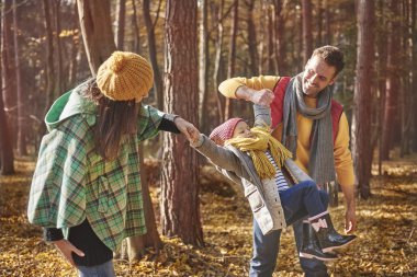Aile birlikte ormanda yürüyüş 