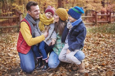 Aile birlikte ormanda yürüyüş 