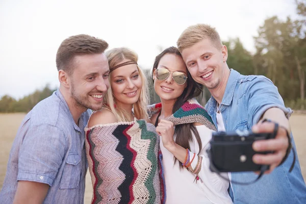 Amigos tirando selfie com uma câmera retro — Fotografia de Stock