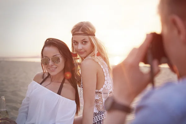 Dos mujeres en la playa soleada — Foto de Stock