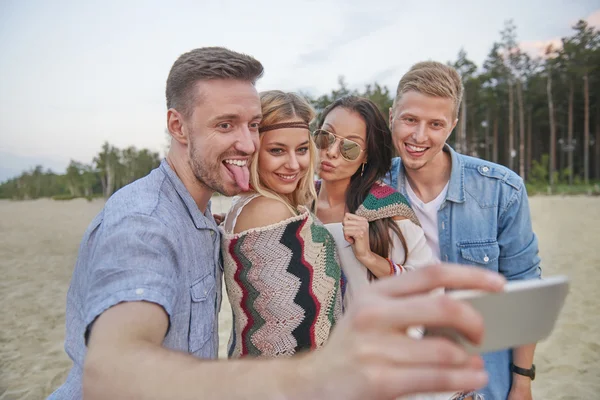 Amigos tomando selfie en el teléfono móvil — Foto de Stock