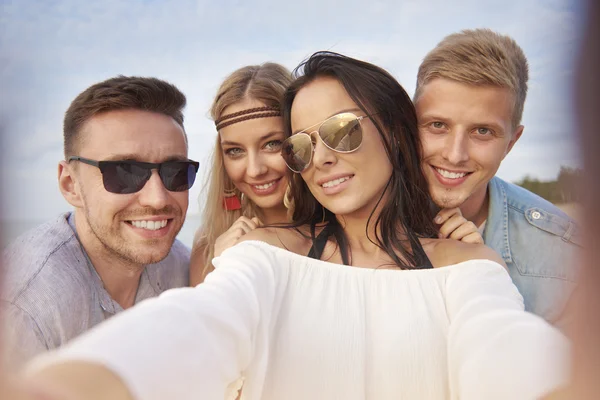 Amigos tomando selfie en el teléfono móvil — Foto de Stock