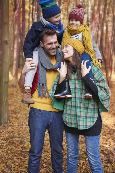 Прогулка с семьей осенью — стоковое фото