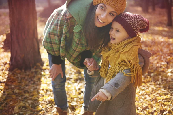 Mère avec petite fille marchant dans la forêt — Photo