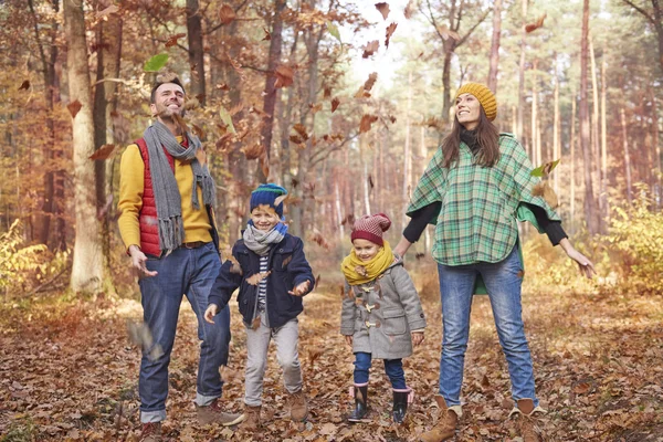 Jugando con la familia en el bosque — Foto de Stock