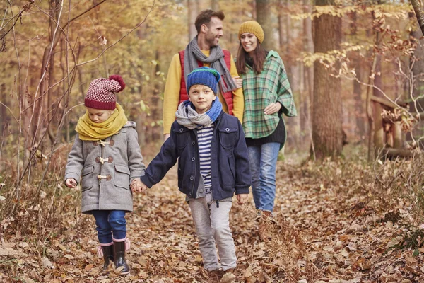 Rodina by měla najít čas na procházku — Stock fotografie