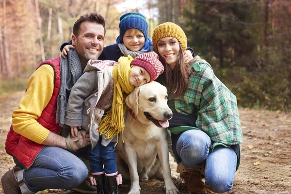 Familie met hond wandelen in het woud — Stockfoto