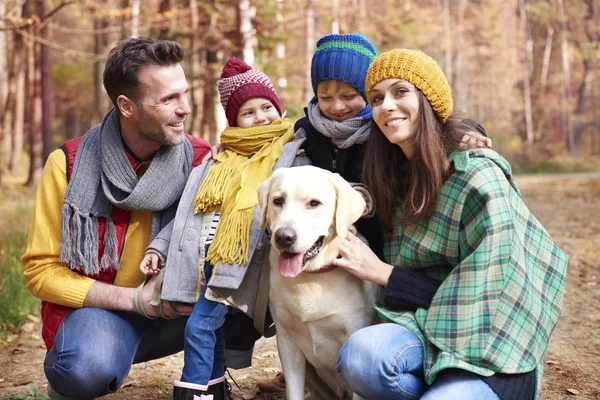 Caminhe com a família e o cão na floresta — Fotografia de Stock