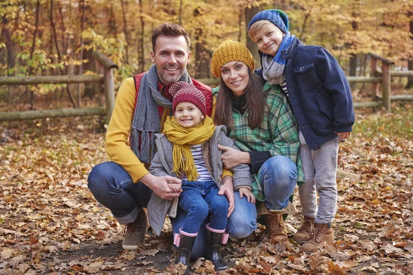 Família passa tempo na floresta — Fotografia de Stock