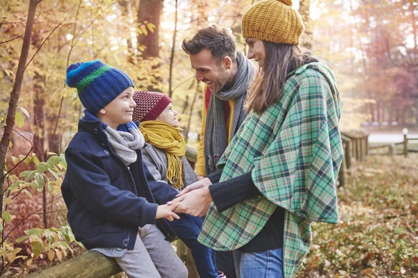 Família passar o dia na floresta — Fotografia de Stock