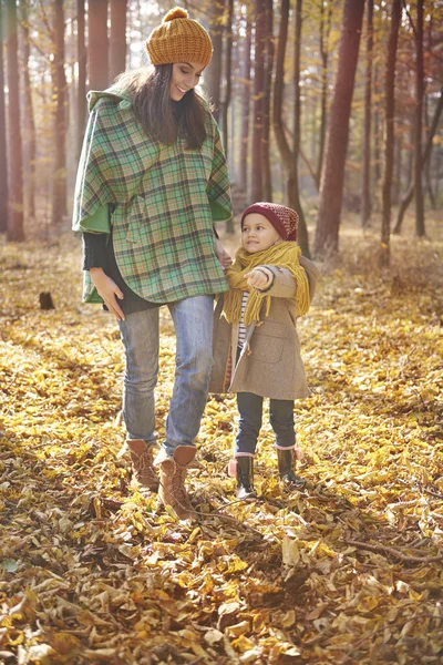 Madre e hija disfrutando paseando en el bosque — Foto de Stock