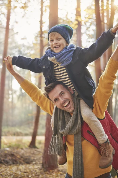 Baba oğlu ile eğleniyor ormanda 