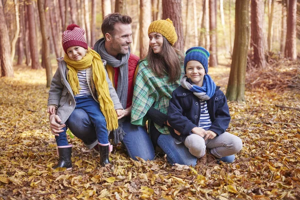 Familie tijd doorbrengen in het bos — Stockfoto