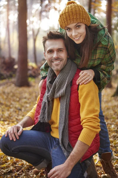 Glückliches Paar verbringt Zeit im Wald — Stockfoto