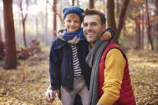 Baba ve oğul ormanda. 