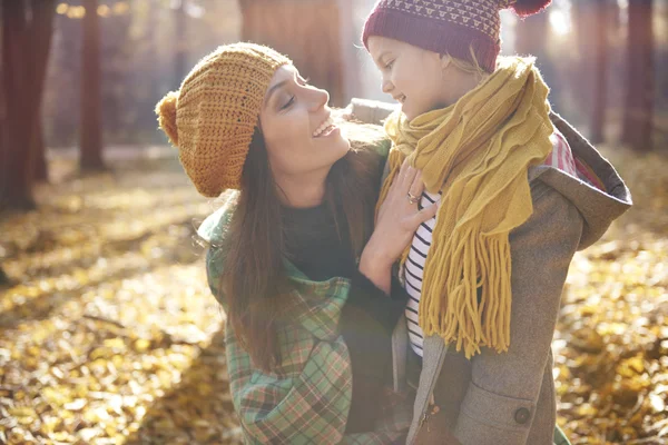 Moeder en haar dochter dagje in het bos — Stockfoto