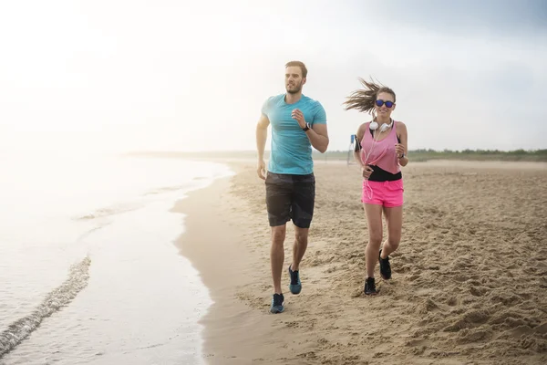 Couple jogging sur la plage — Photo