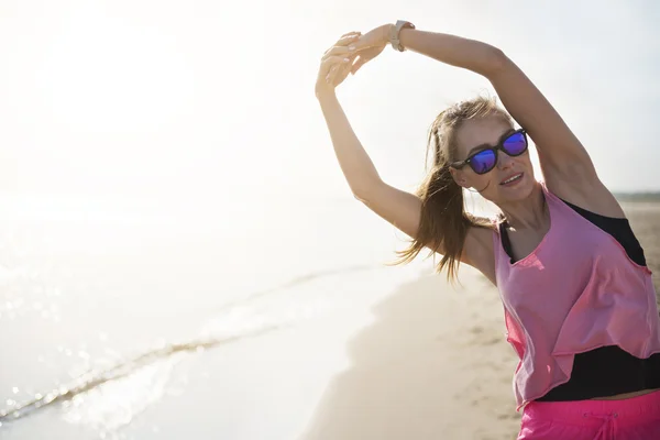 Vrouw die zich uitstrekt voordat joggen — Stockfoto