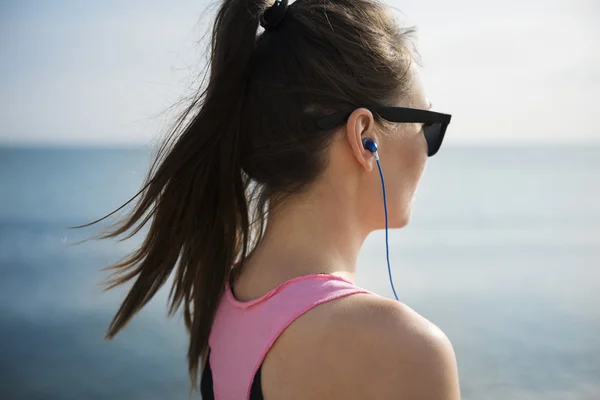 Hallgató-hoz zene előtt nő fut — Stock Fotó