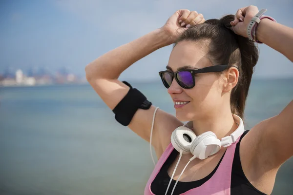 Mujer está lista para correr en la playa — Foto de Stock